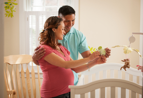pareja de pie junto a la cuna